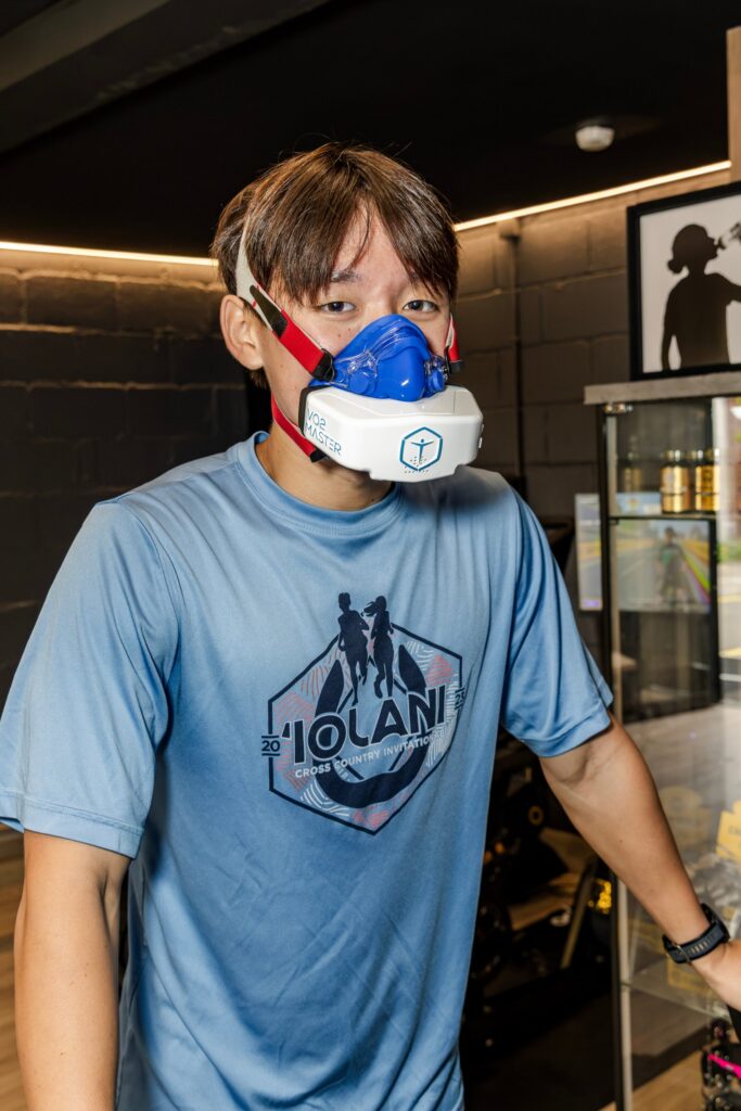 Athlete wearing a VO2 Master mask before a VO2max test at the Endurance Lab studio