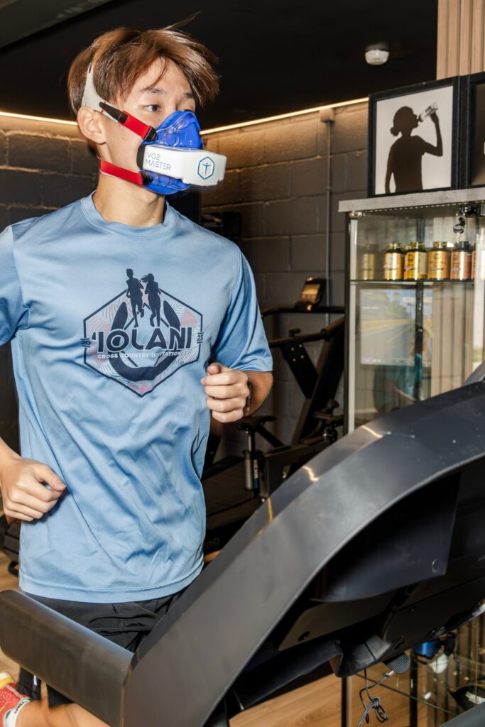 Athlete running on a treadmill wearing a VO2 Master mask during a VO2max test at the Endurance Lab studio