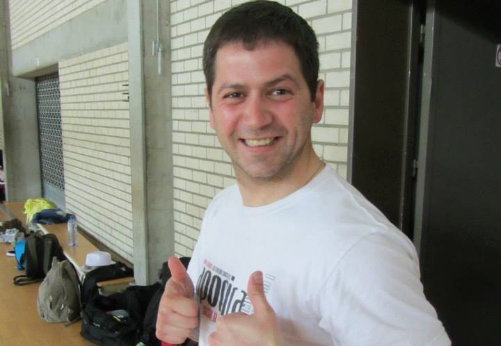 Tiago Dias, founder and head coach of Endurance Lab, smiling and giving two thumbs up